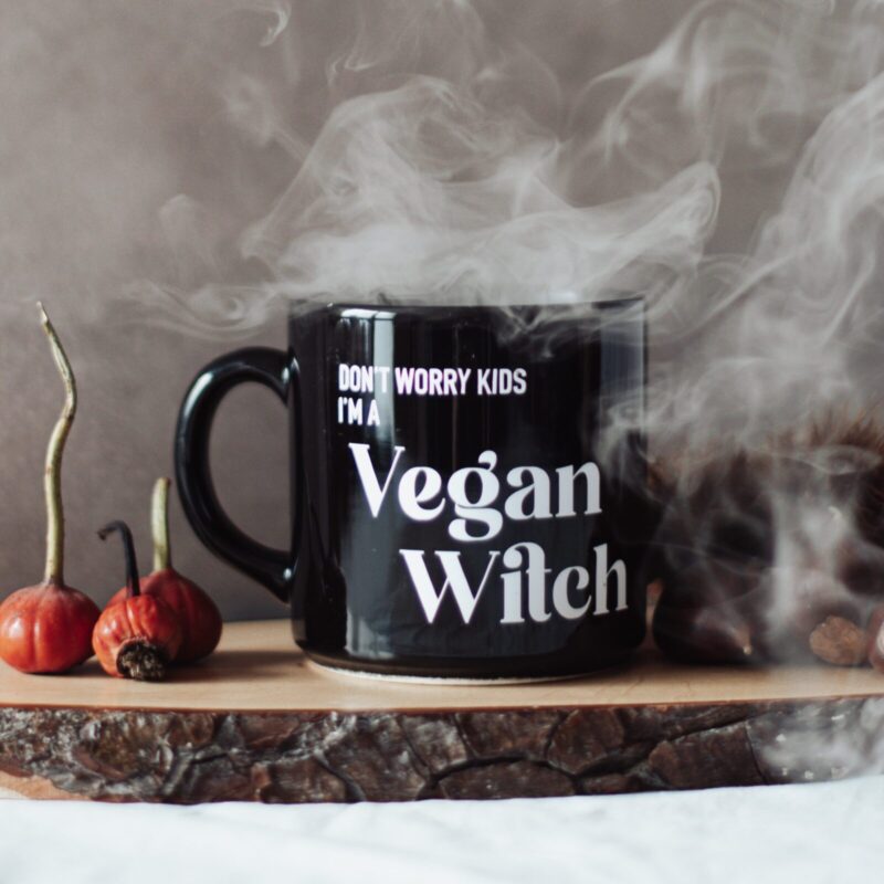 Tazza nera con la scritta bianca "Don't worry kids I'm a Vegan Witch".