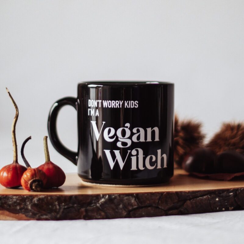 Tazza nera con la scritta bianca "Don't worry kids I'm a Vegan Witch".